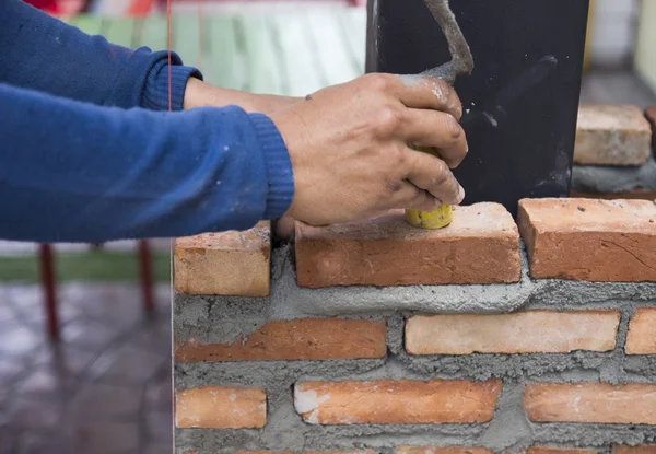 Pracownik jest masoning cegły — Zdjęcie stockowe