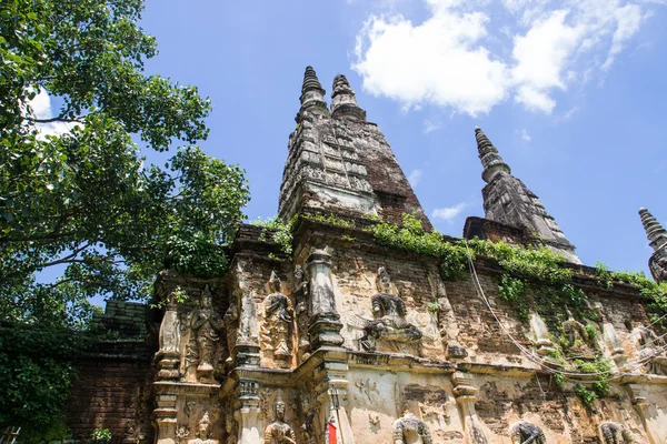 La scultura del buddha e dell'angelo su pagoda antica — Foto Stock