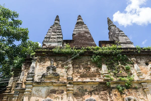 La scultura buddha su pagoda antica — Foto Stock