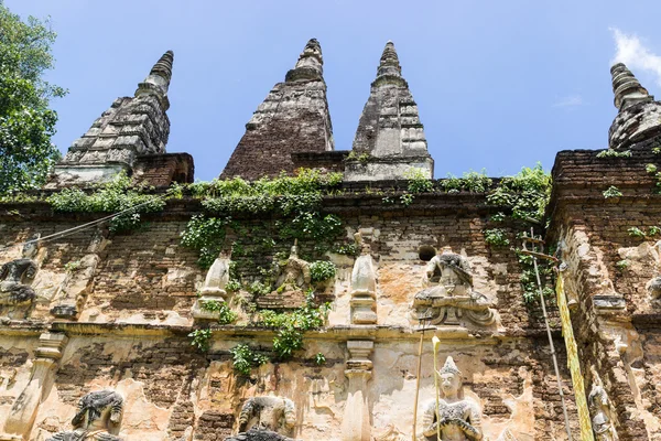 La scultura del buddha e dell'angelo su pagoda antica — Foto Stock