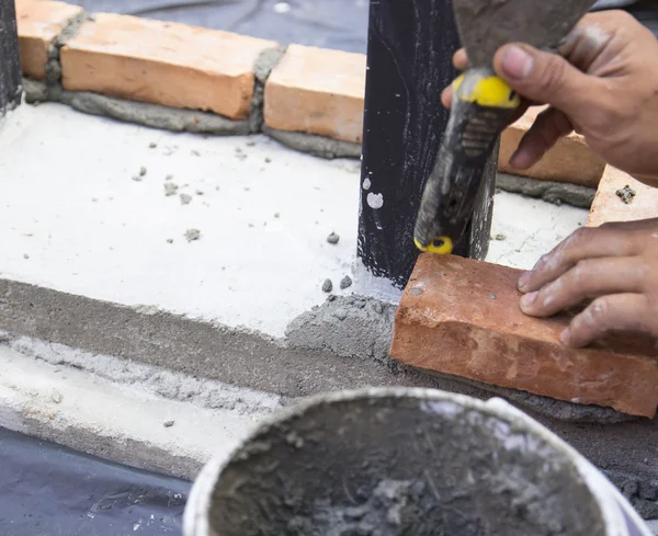 The worker is masoning the brick Royalty Free Stock Photos