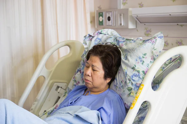 Пацієнт спить у лікарні — стокове фото