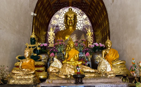 The meditating golden buddha statue — Stock Photo, Image