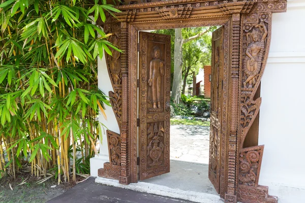 Kambodży rzeźba drzwi — Zdjęcie stockowe