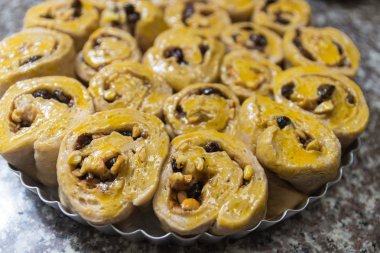 Tarçın hamur rulo kaşu fındık ve kuru üzüm ile 