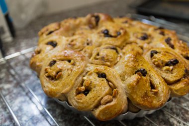 Tarçın rulo kaşu fındık ve kuru üzüm ile 