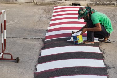 yolda beyaz çizgi boyama için fırça kullanarak alt