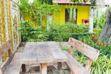 Eski ahşap masa ve sandalye bahçede