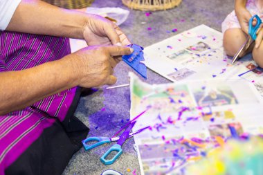 esnaf kızı nasıl kağıt sanat yapmak öğretir.