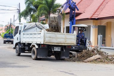 işçi th yeryüzünde boşaltmaya kazıcı küreği denetler