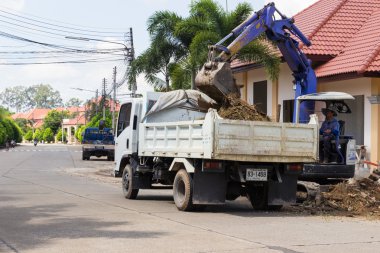 işçi th yeryüzünde boşaltmaya kazıcı küreği denetler