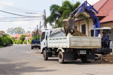 işçi th yeryüzünde boşaltmaya kazıcı küreği denetler