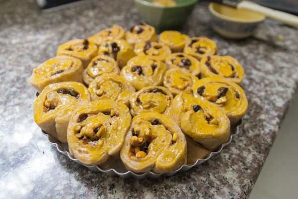 La pasta di rotolo di cannella con anacardi e uva passa — Foto Stock