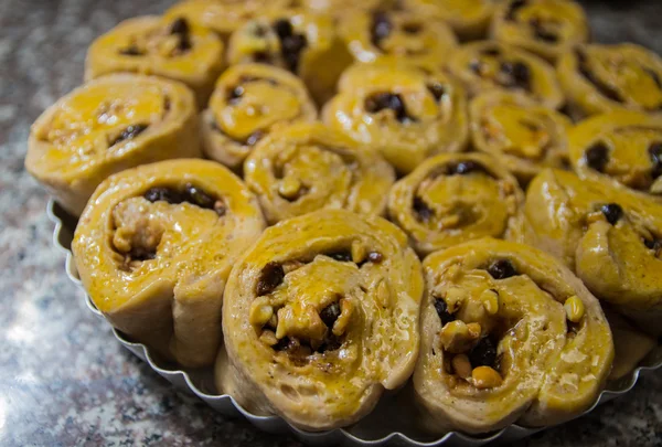 A massa de rolo de canela com castanha de caju e passa — Fotografia de Stock