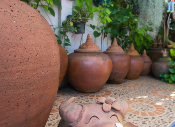 Thajsko tradiční hliněný hrnec vody — Stock fotografie