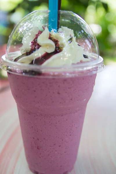 Blueberry smoothie ostorral tejszín öntet — Stock Fotó