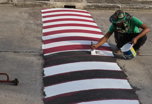 Trabalhador usando escova para pintar linha branca na estrada — Fotografia de Stock