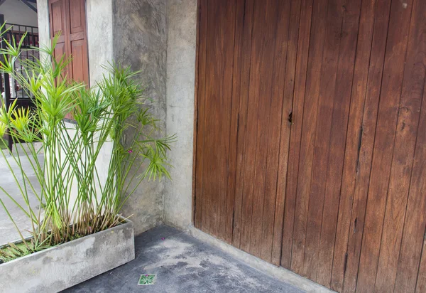 Die alte hölzerne Tür in der asiatischen Stadt — Stockfoto