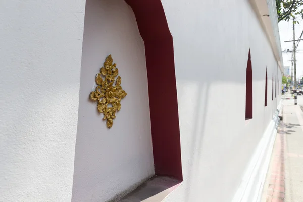 Искусство ручной работы азиатской золотой скульптуры tracery — стоковое фото