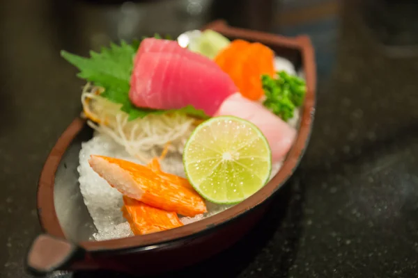 El conjunto de sushi compuesto de atún, salmón, imitando palo de cangrejo —  Fotos de Stock