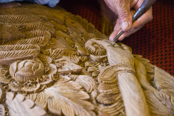 The view of the craftsman's hand using the chisel to engrave tha — Stock Photo, Image