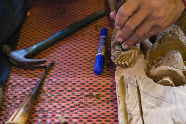 The view of the craftsman's hand using the chisel to engrave tha — Stock Photo, Image