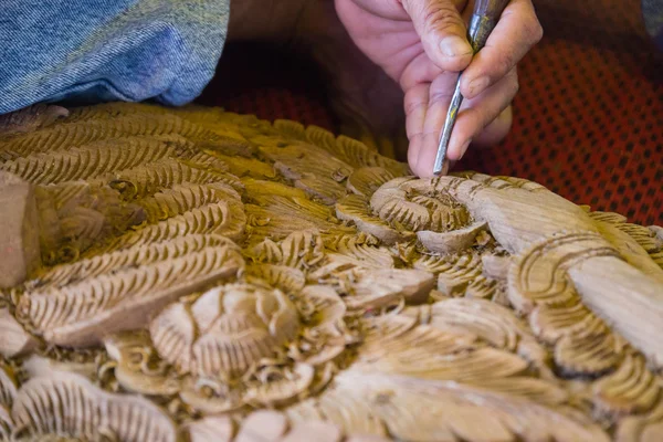 The view of the craftsman's hand using the chisel to engrave tha — Stock Photo, Image