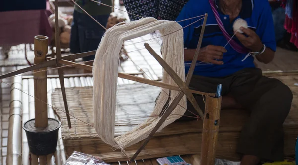 Fios de tecelagem tradicionais — Fotografia de Stock