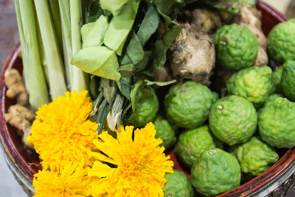 Caléndula, lima kaffir, hojas de lima kaffir y hierba de limón —  Fotos de Stock