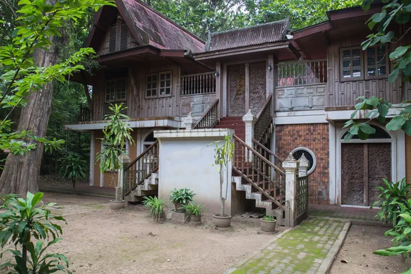 Vecchio asiatico tradizionale casa — Foto Stock