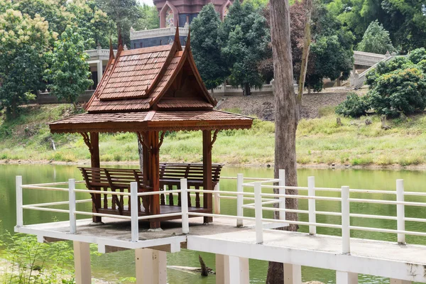 Thailand paviljong bredvid dammen — Stockfoto