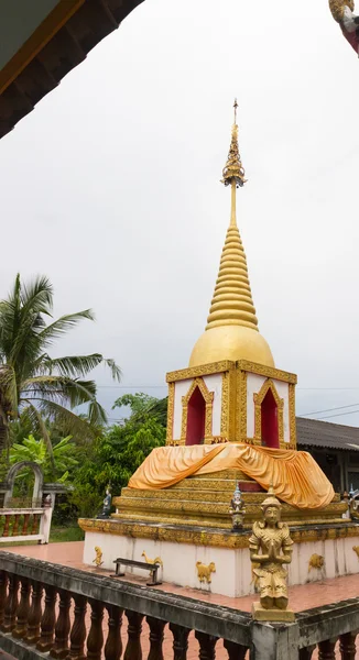 Estatua del ángel de la oración junto a la pagoda budista — Foto de Stock