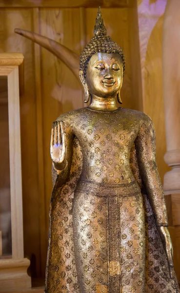 Estátua buda dourada com a mão proibindo agir — Fotografia de Stock