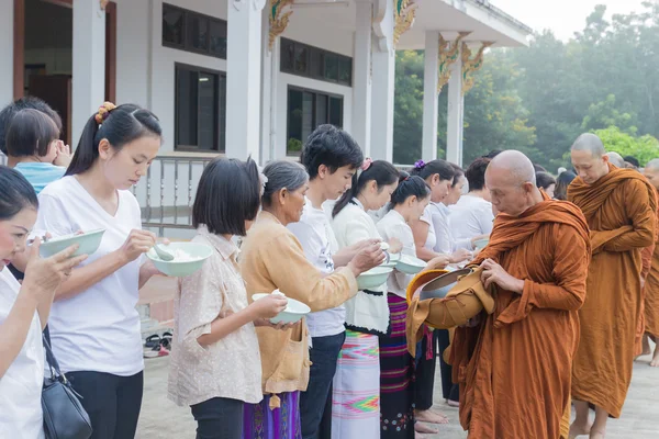 Lidí do nabídky potravin buddhistický mnich almužny mísa — Stock fotografie