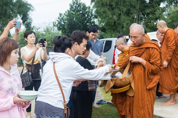 Ludzie umieścić food oferty w miską żebraczą mnich buddyjski, aby — Zdjęcie stockowe