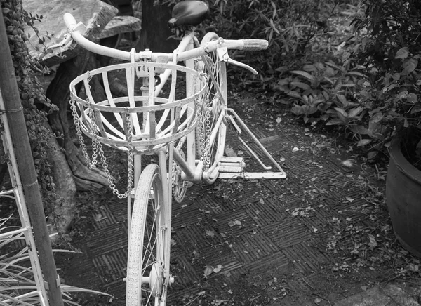 Beyaz Bisiklet içinde belgili tanımlık Bahçe Dekorasyon — Stok fotoğraf
