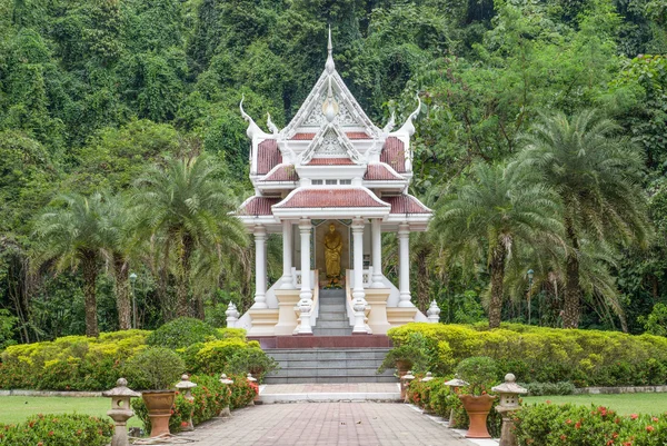 Statue de moine bouddhiste doré dans le pavillon de design thailand — Photo