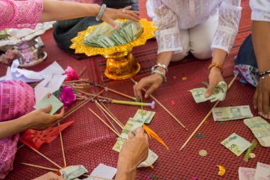insanlar 20 baht Tayland banknot sayma 