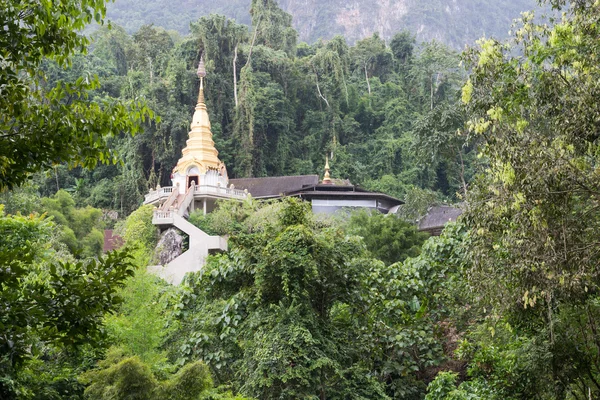 Den gyllengula buddhistiska pagoden i djungeln — Stockfoto