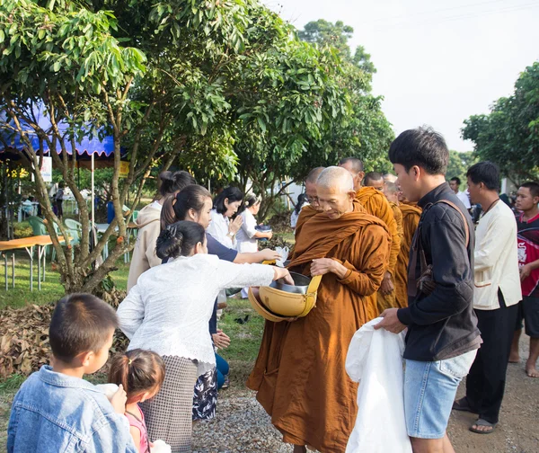 Lidé dát nabídky potravin v buddhistický mnich almužny mísa pro vir — Stock fotografie