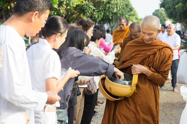 Lidé dát nabídky potravin v buddhistický mnich almužny mísa pro vir — Stock fotografie