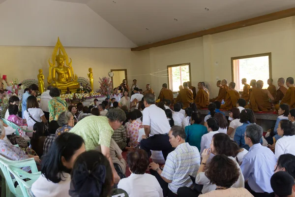Tajlandia ludzi udział w corocznej ceremonii zasługi co — Zdjęcie stockowe