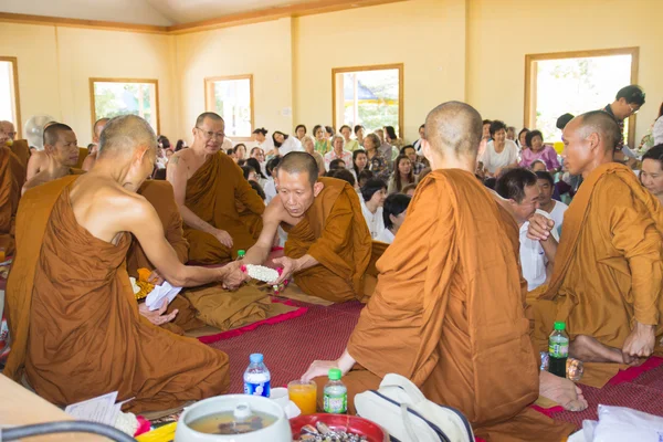 Thailand människor delta i årlig merit-making ceremoni — Stockfoto