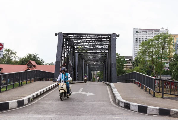 A ponte na estrada Loikroh através do rio Ping na cidade de Chiangmai . — Fotografia de Stock