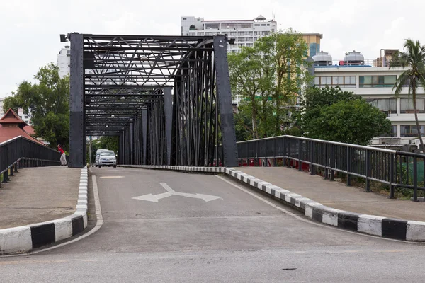 A ponte na estrada Loikroh através do rio Ping na cidade de Chiangmai . — Fotografia de Stock