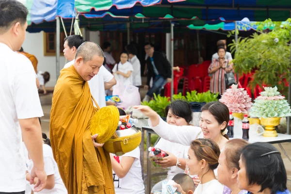 Lidé dát nabídky potravin v buddhistický mnich almužny mísa pro vir — Stock fotografie