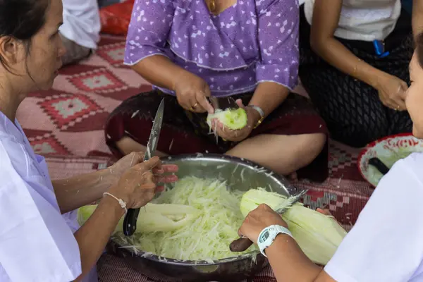 People slice raw papaya for cooking papaya salad — Stock Photo, Image