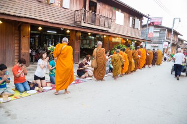 Kişi bir Budist keşiş 's sadaka kase goo için gıda teklifleri koymak
