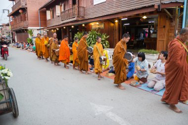Kişi bir Budist keşiş 's sadaka kase goo için gıda teklifleri koymak