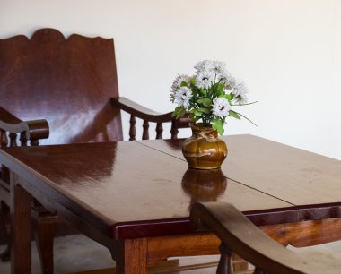 üzerinde kahverengi seramik Vazoda beyaz sahte